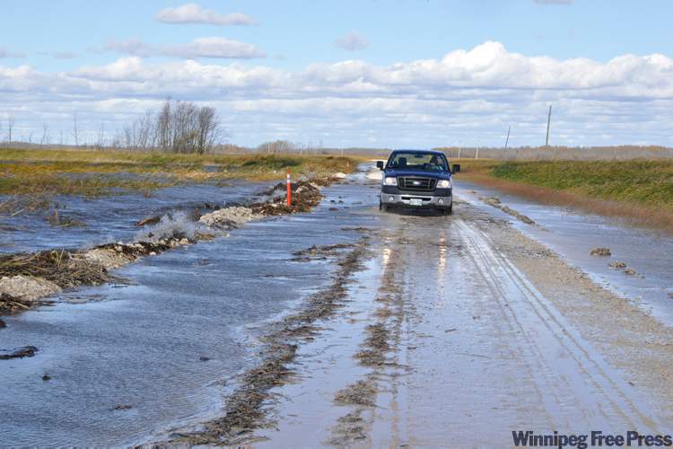 LAURA RANCE / WINNIPEG FREE PRESS
Rising waters, wind and wave action are taking their toll on roads in the Shoal Lakes region of Manitoba’s Interlake.